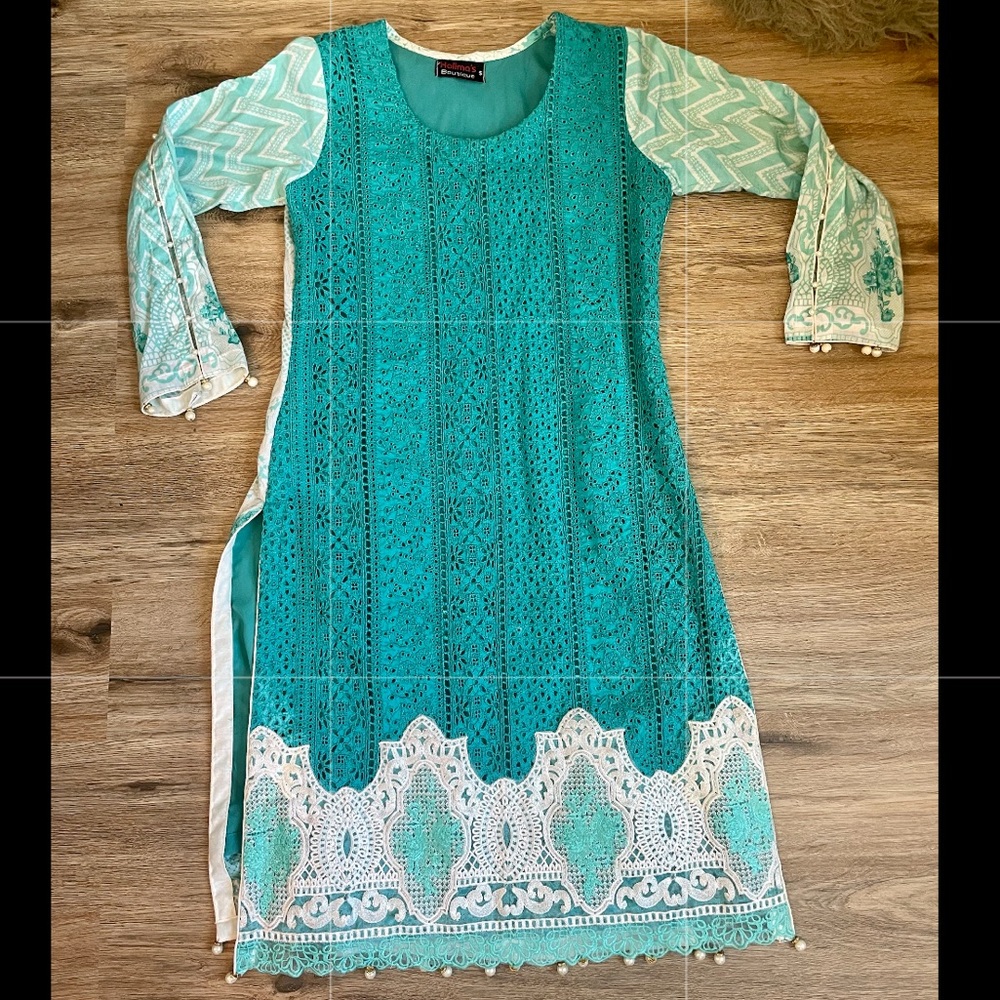LIKE NEW - CHIKAN KAMEEZ W/ NET DUPATTA.